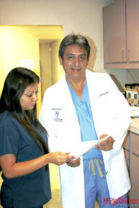 El Dr. Luis Reyes, cirujano en bariatría, y Cindy Salazar en su consultorio localizado en el 416 Lindberg, McAllen, TX. (Foto MM&HF)
